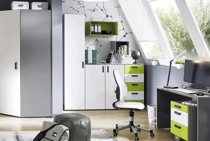 Zimmer mit weissem und grauem Schrank, grün weisser Schreibtischkombination, Drehstuhl und grossen Dachfenstern, vorn Pouf und Tasche auf Teppich.